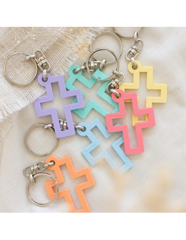 Cruz de metacrilato de colores pastel en formato llavero personalizado con el nombre del niño/niña