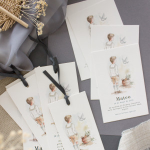 Recordatorio de primera comunión con una ilustración en acuarela de un niño y una paloma 2