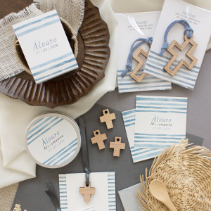 Adhesivo circular de 6cm,  con un estampado a rayas marinero, personalizado con su nombre y la fecha de la primera comunión 2