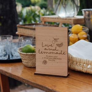 Cartell de fusta per a...