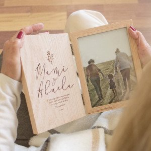 Marco fotos de madera tipo libro con la portada firmada y el interior personalizado con una palabra principal y una dedicatoria.