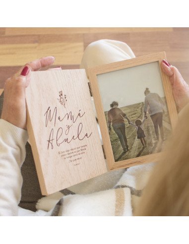 Marco fotos de madera tipo libro con la portada firmada y el interior personalizado con una palabra principal y una dedicatoria.