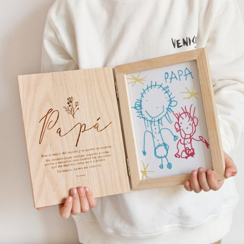 Marco fotos de madera tipo libro con la portada firmada y el interior personalizado con una palabra principal y una dedicatoria.