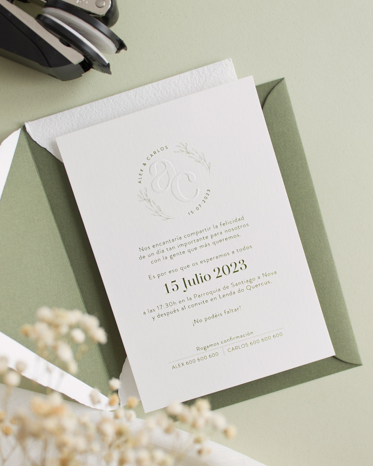 Invitación de boda con logo en relieve en la parte superior: una opción sofisticada para impresionar a tus invitados.