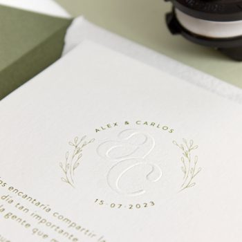 Logo en relieve personalizado con iniciales de los novios para invitaciones de boda: una forma especial de agregar un toque personalizado a tu gran día.