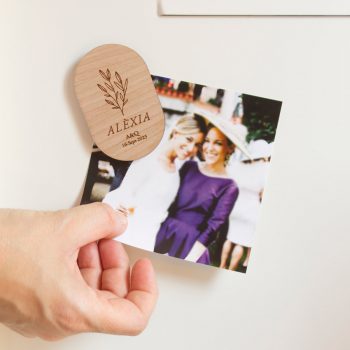 Imán de madera en superficie metálica aguantando foto de novia e invitada a la boda