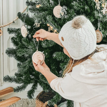 Decorando árbol de Navidad con bolas de madera personalizadas