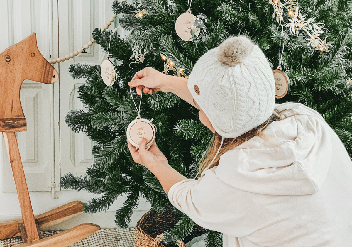 Decorando árbol de Navidad con bolas de madera personalizadas