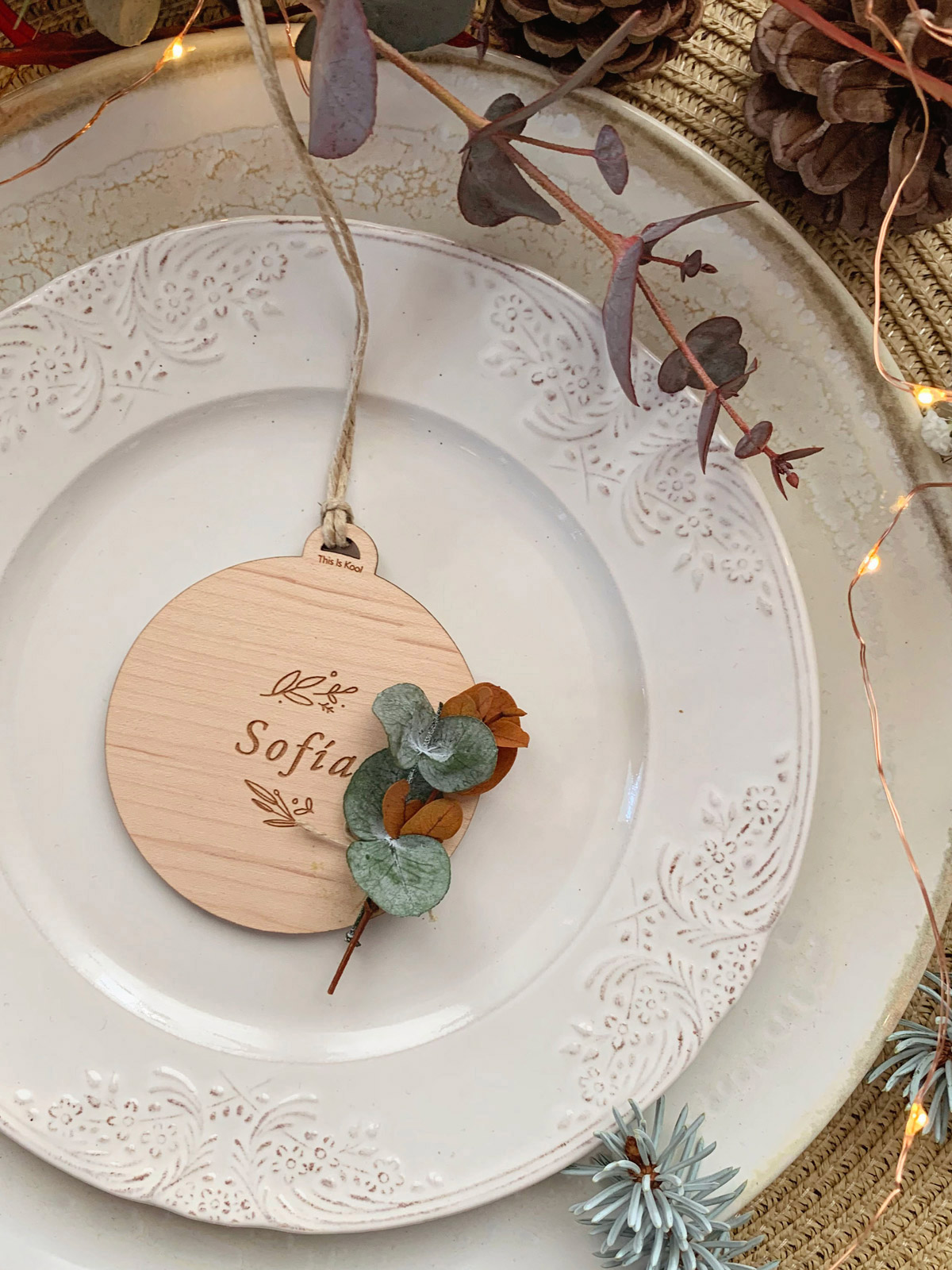 Bola de navidad grabada con el nombre de Sofía en plato de mesa Navidad