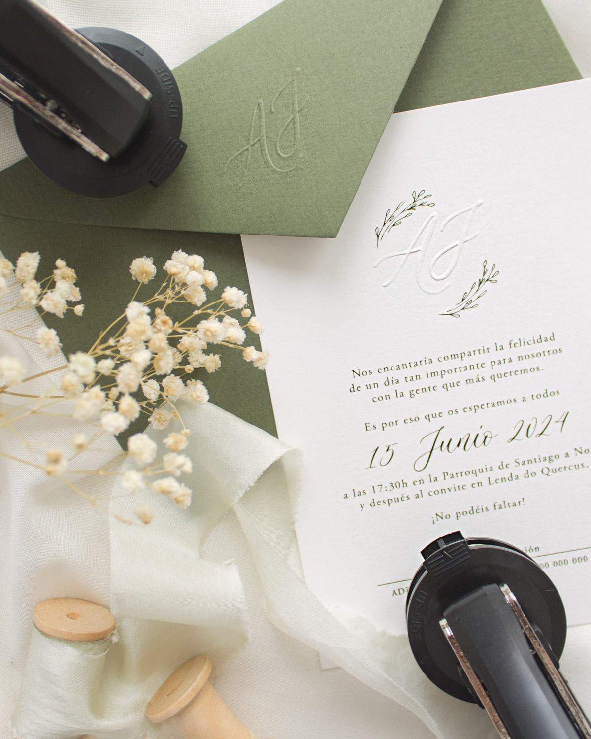 Invitación de boda con sello relieve en solapa y tarjetón