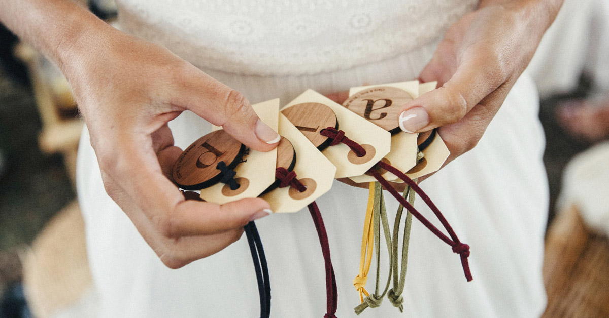 Novia con imanes de madera para sus invitados