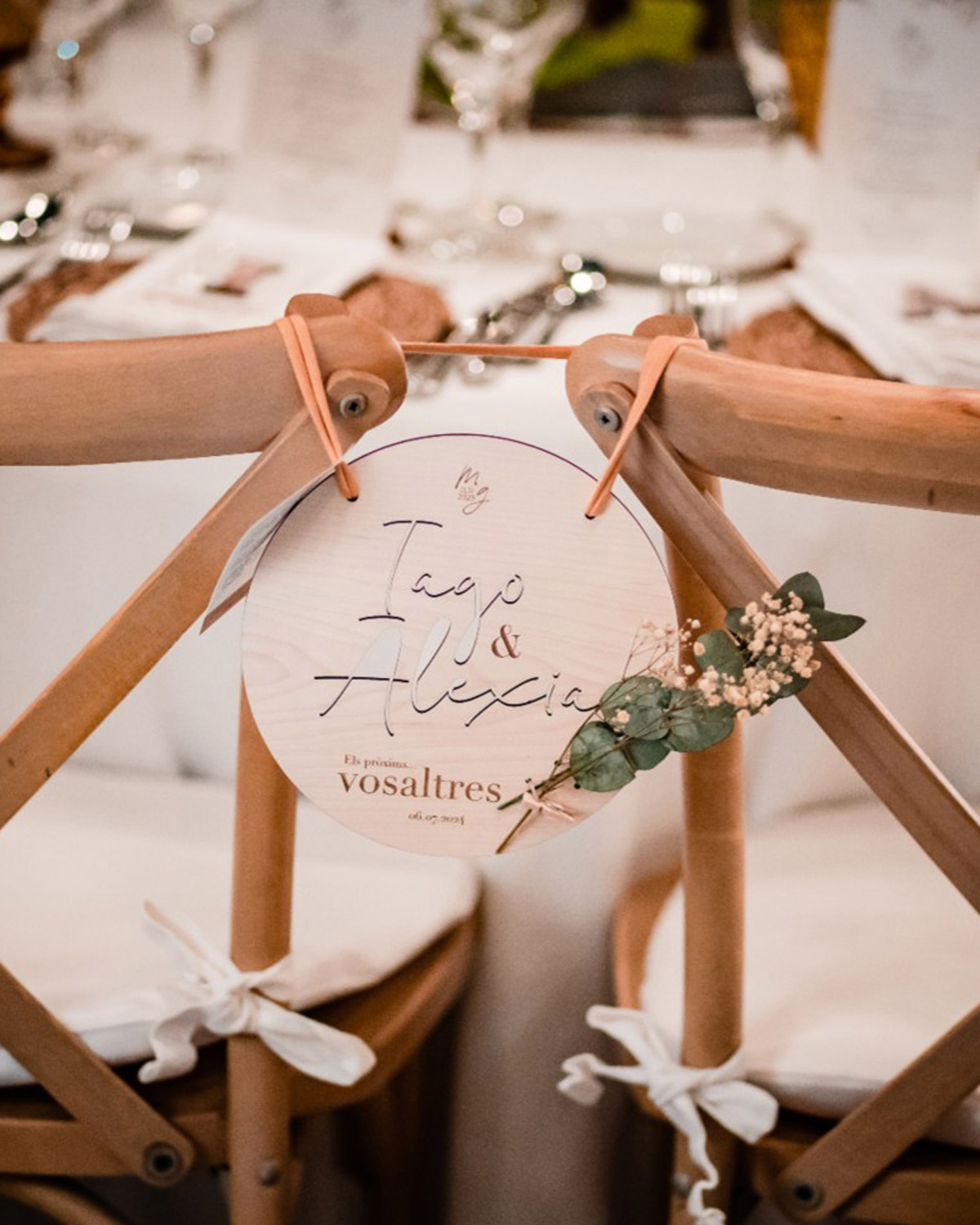 Placa personalizada presentada en una mesa decorativa durante una boda, simbolizando la alegría del amo