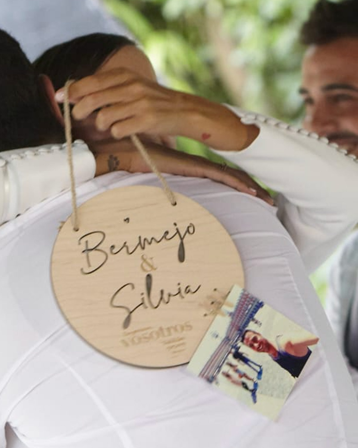 Amigos emocionados y abrazándose con alegría en una boda, listos para descubrir las sorpresas