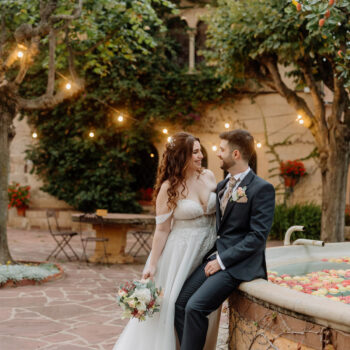 Pareja de novios que preparan su boda ellos mismos en Can Ribas