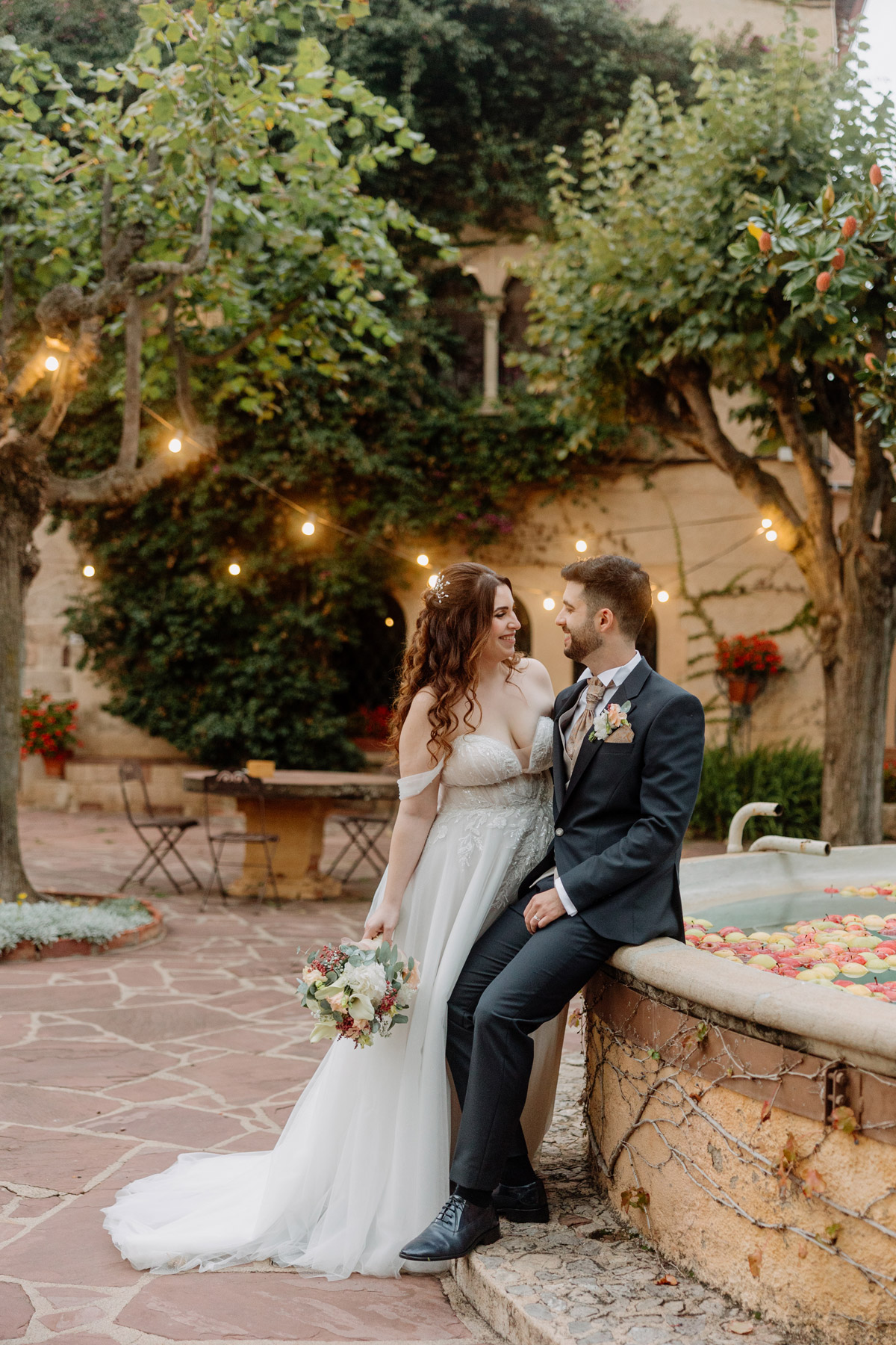 Pareja de novios que preparan su boda ellos mismos en Can Ribas