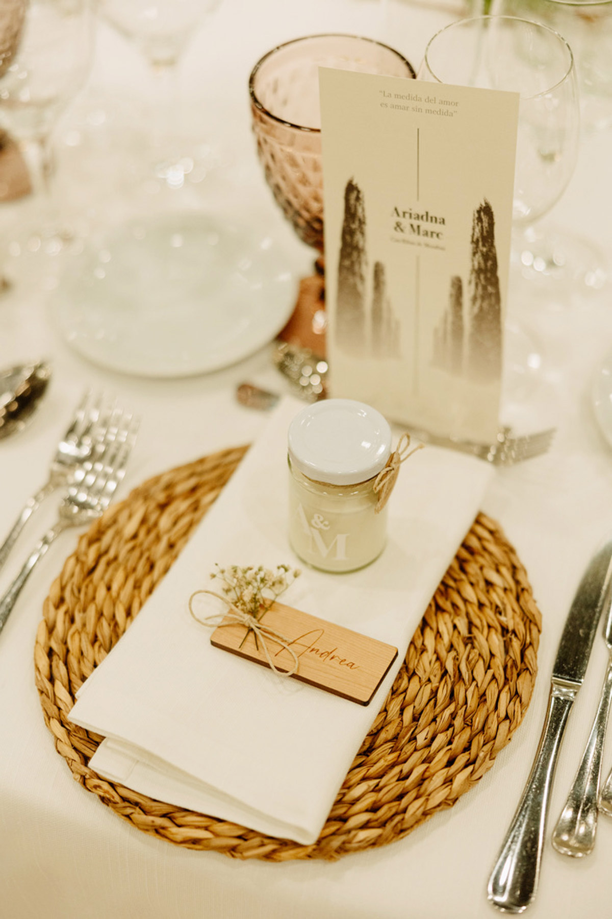 Velas de cristal personalizadas con el logo de la boda de Ari y Marc, creando un ambiente mágico en el comedor.