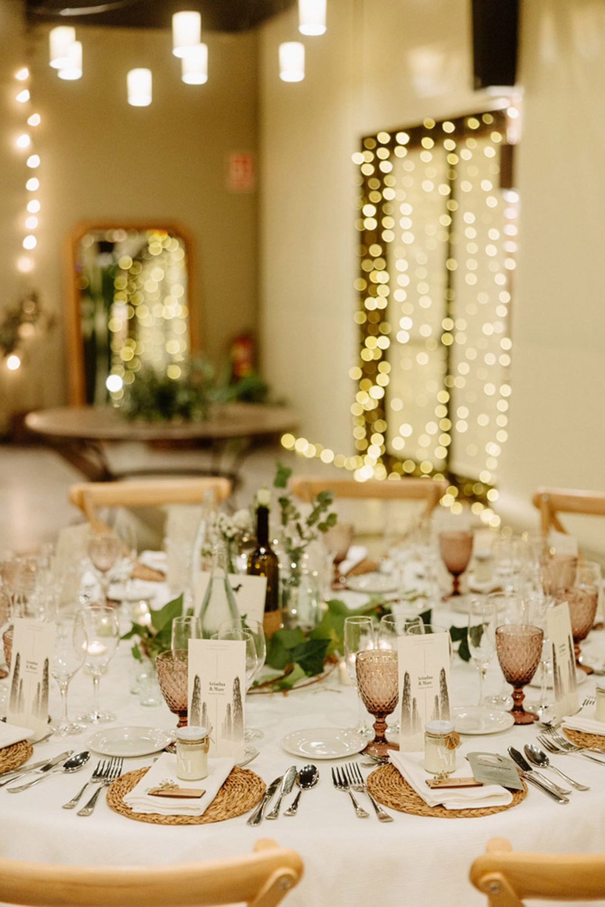 Mesa decorada para la boda de Ari y Marc, con detalles naturales, velas y marcasitios de madera