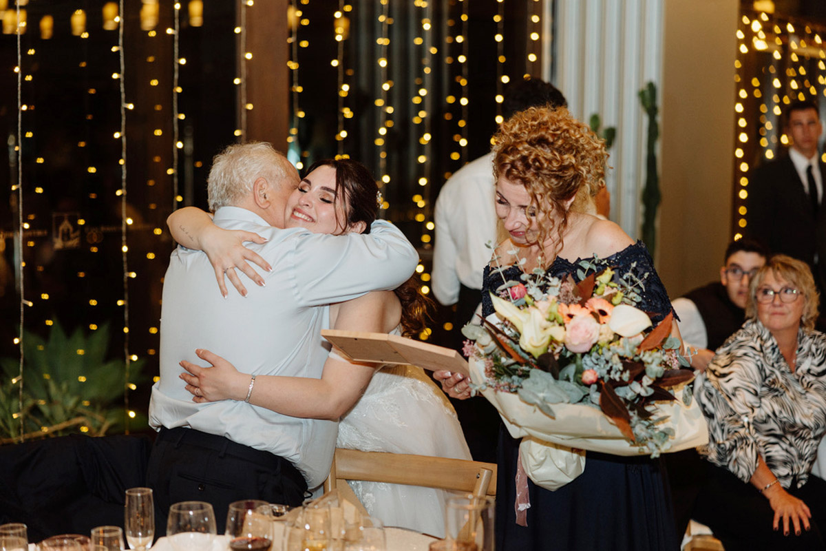 Momento emotivo de la boda de Ari y Marc, con decoración romántica y ambiente otoñal.