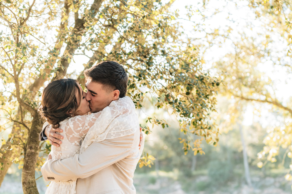 Recién casados dándose un beso