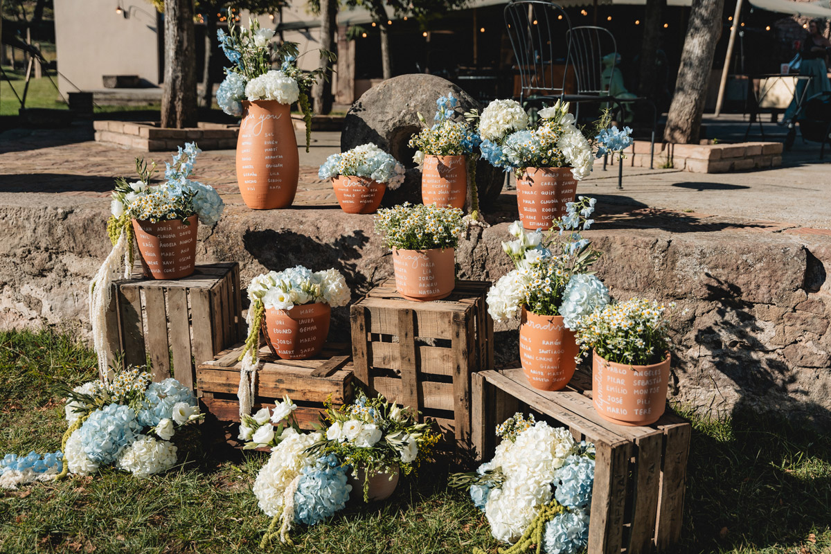 seating plan para una boda rústica en el campo hecho con macetas