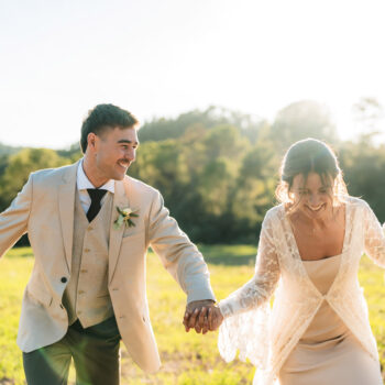 pareja de novios recién casados en el campo