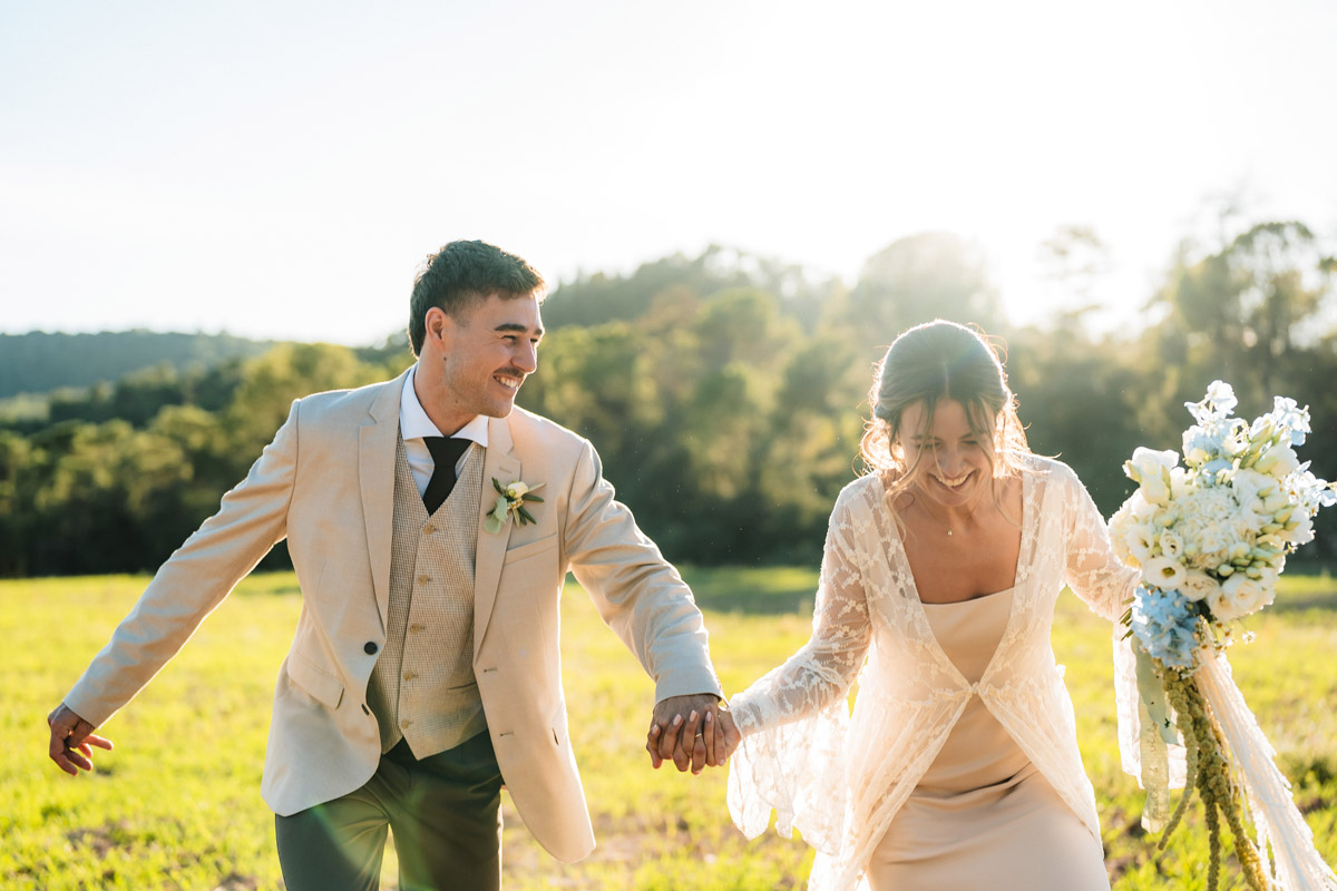 pareja de novios recién casados en el campo