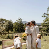 familia en campo celebrando una boda