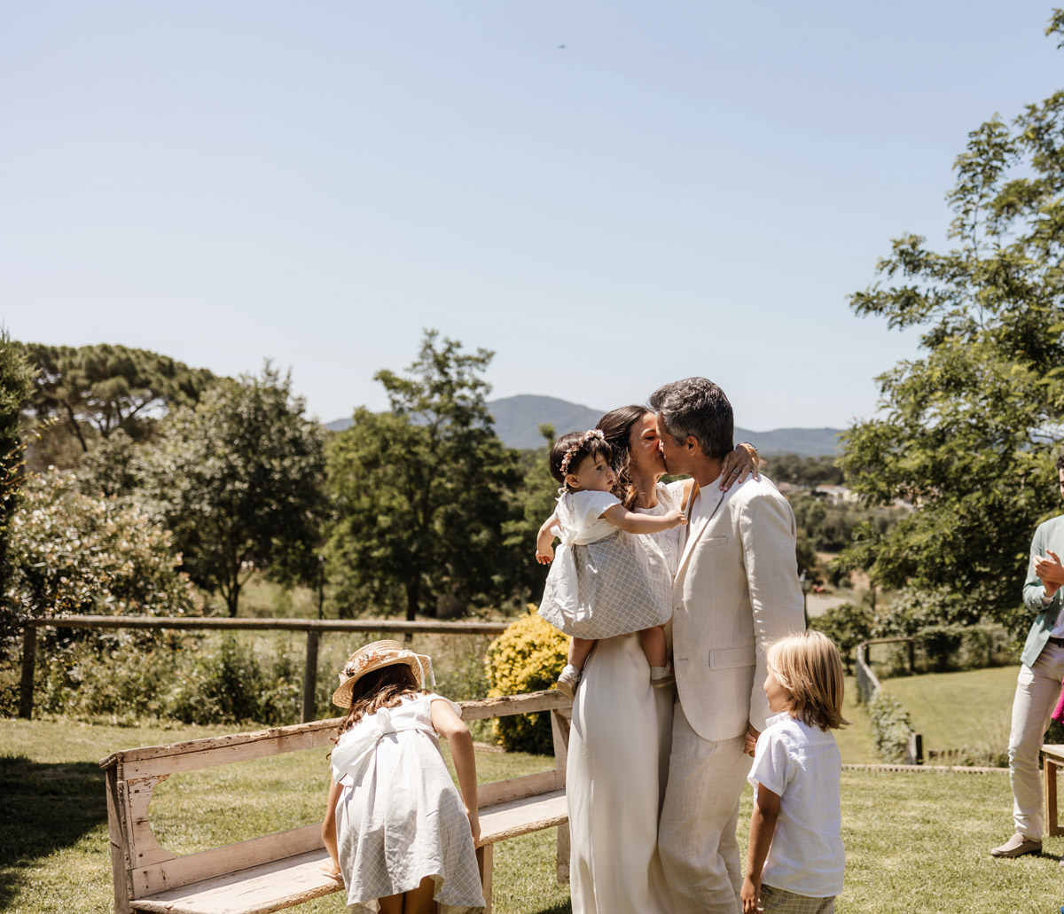 familia en campo celebrando una boda
