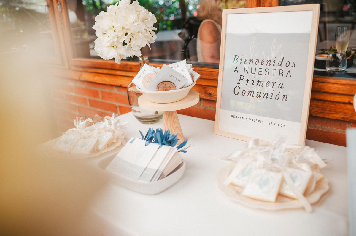 Mesa de bienvenida comunión doble con imanes de madera, galletas y recordatorios Ramillete en azul celeste