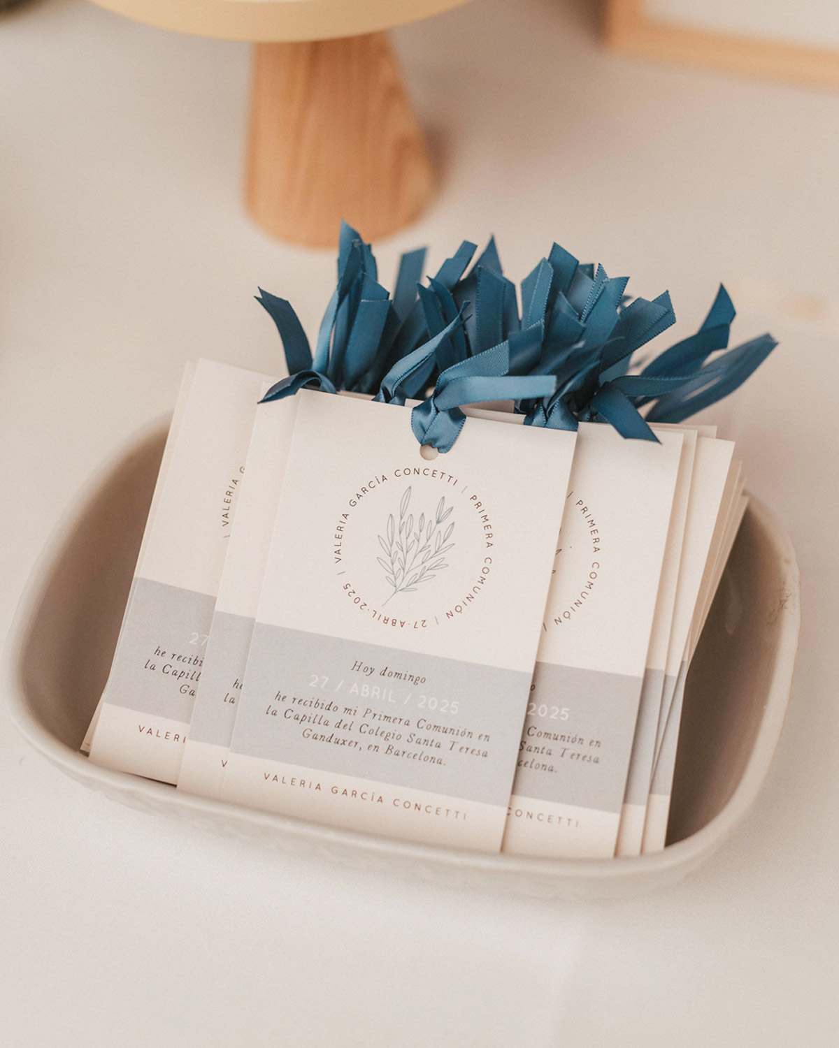 Recordatorios de papel botánicos anudados con cinta azul celeste, colección Ramillete