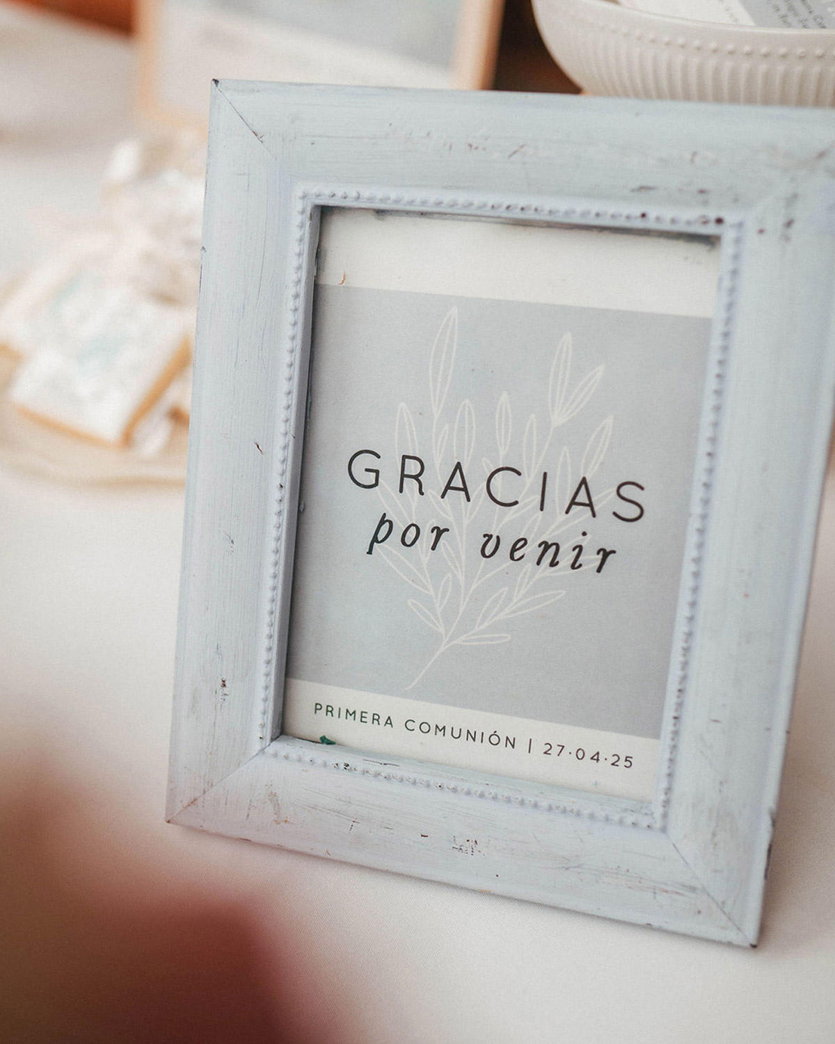 Las láminas enmarcadas con motivos botánicos aportan un aire de galería y enriquecen la decoración en varios planos