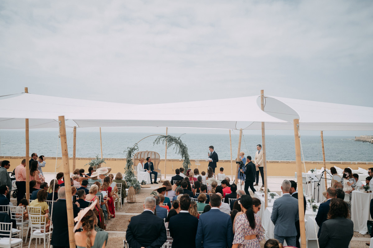 Ceremonia civil con vistas al mar en el Baluarte de los Mártires en Cádiz
