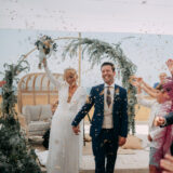Los novios saliendo felices tras su ceremonia civil en Cádiz