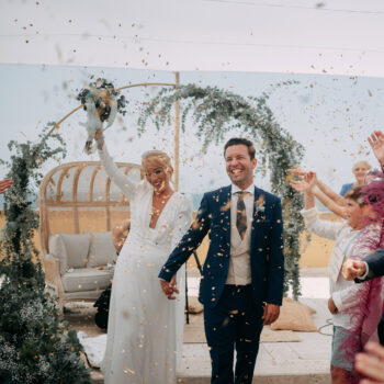 Los novios saliendo felices tras su ceremonia civil en Cádiz