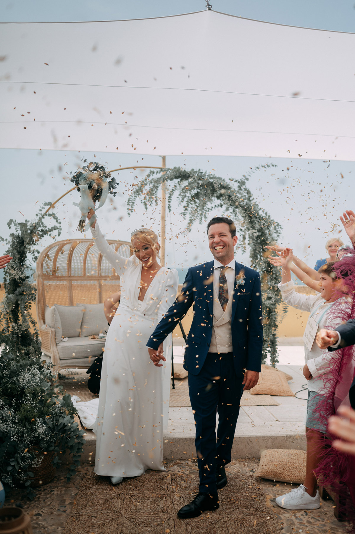 Los novios saliendo felices tras su ceremonia civil en Cádiz