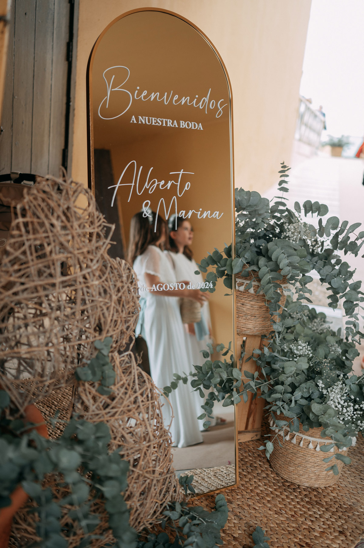 Espejo decorado con vinilo personalizado de bienvenida a la boda
