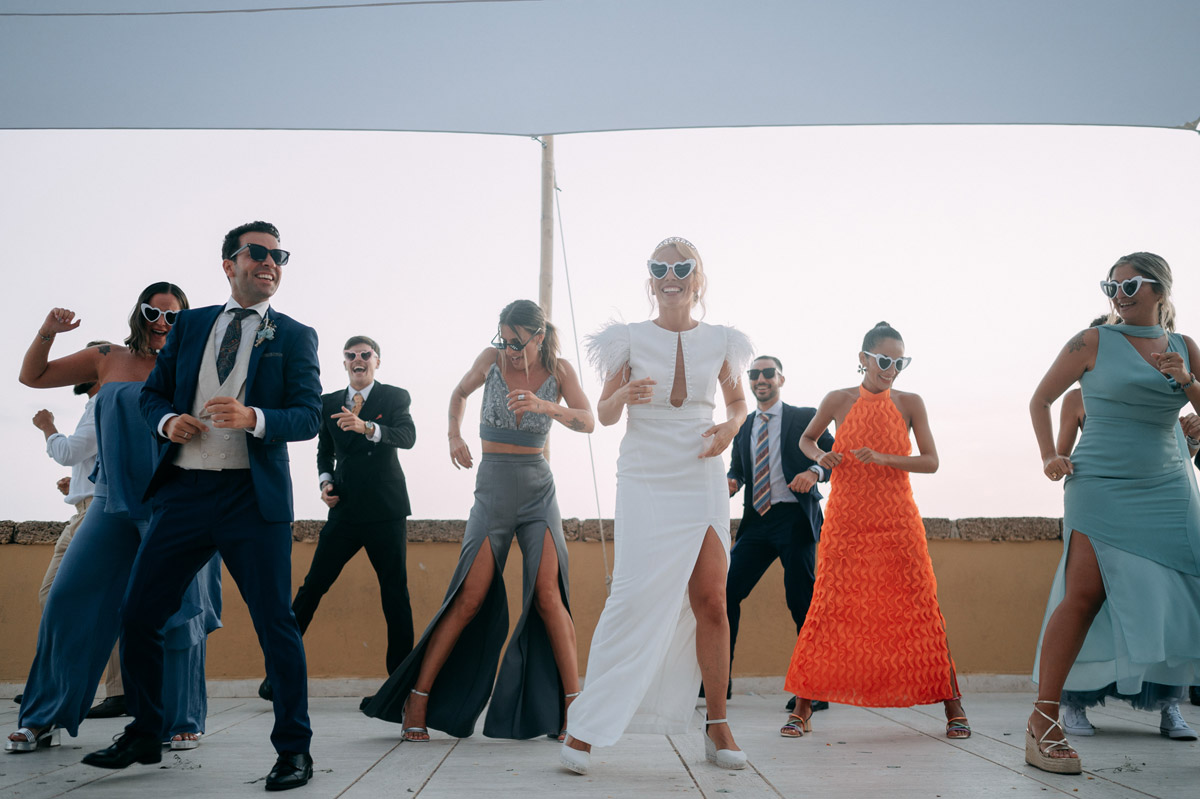 Marina y Javi bailando con sus invitados durante el aperitivo
