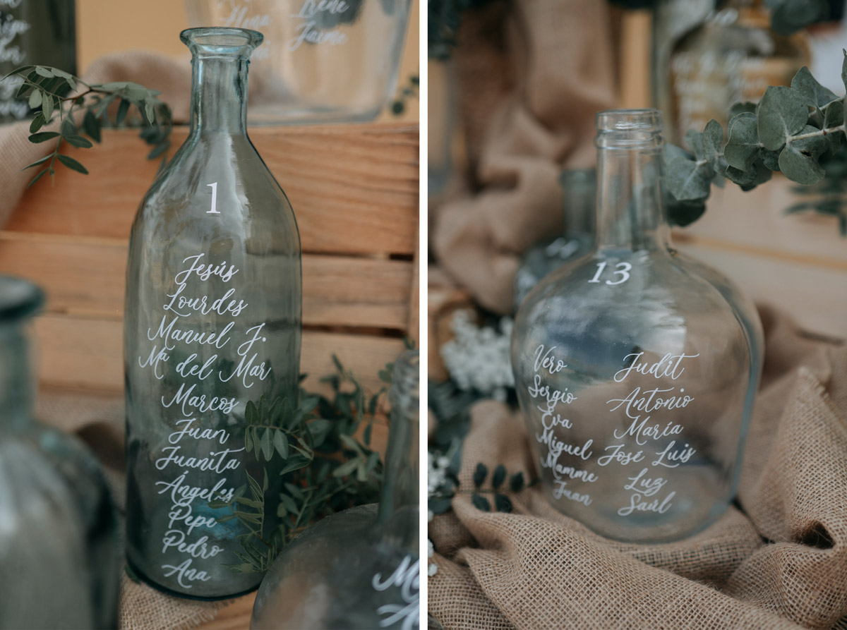 Botellas con vinilos como seating plan personalizado para boda