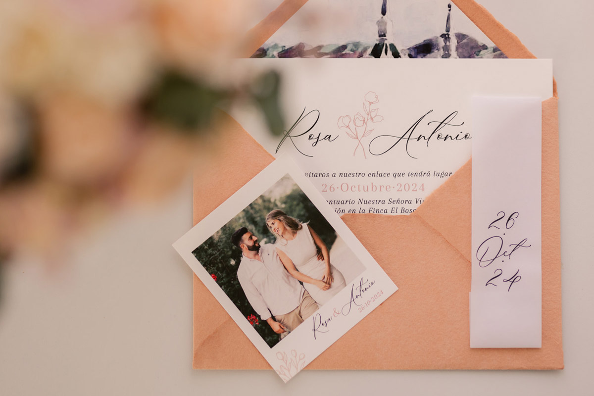 Invitación de boda en acuarela con sobre nude y tipografía caligráfica