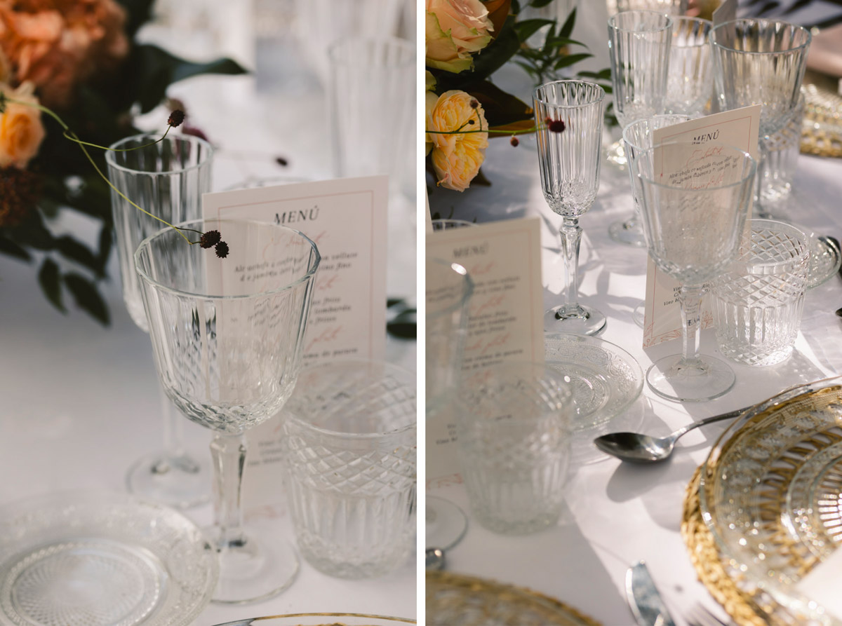 Vista de mesas con centros florales y servilletas rosa empolvado