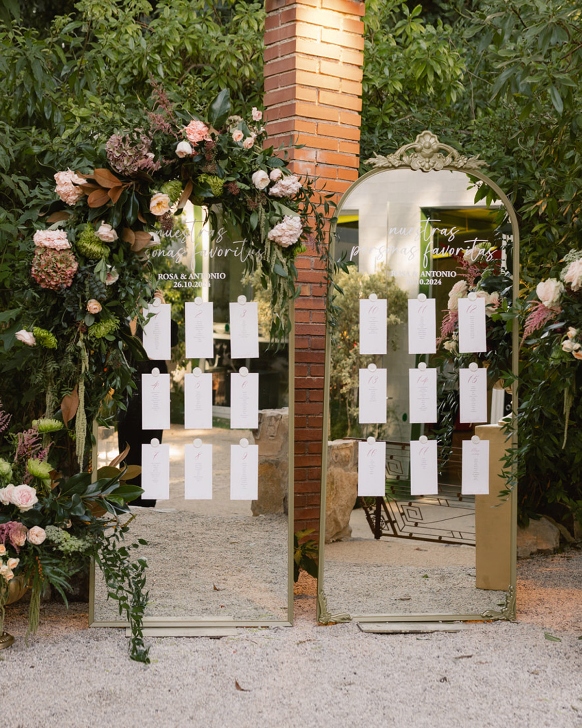 Seating plan sobre grandes espejos con vinilo “Nuestras personas favoritas”