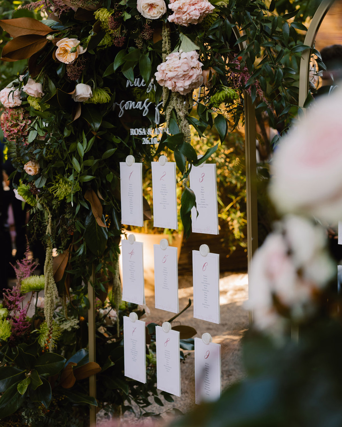 Seating plan sobre grandes espejos con vinilo “Nuestras personas favoritas”