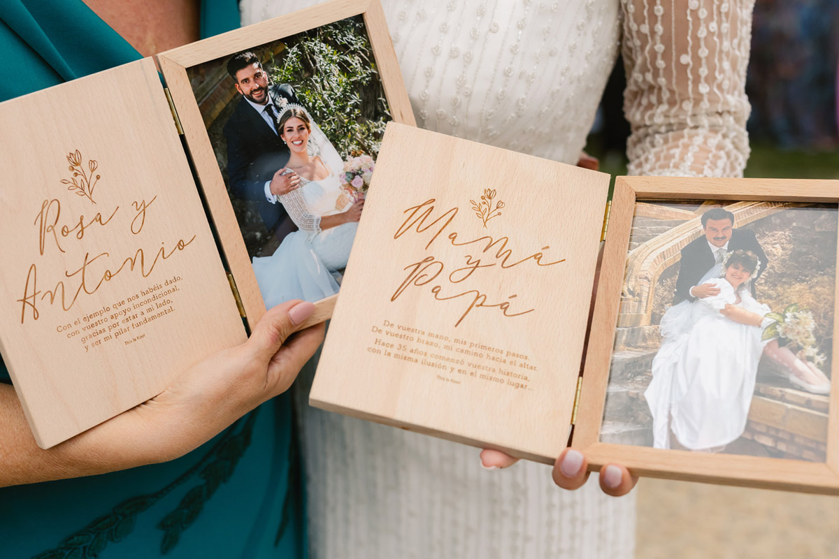Marcos de madera con dedicatorias grabadas y fotos familiares