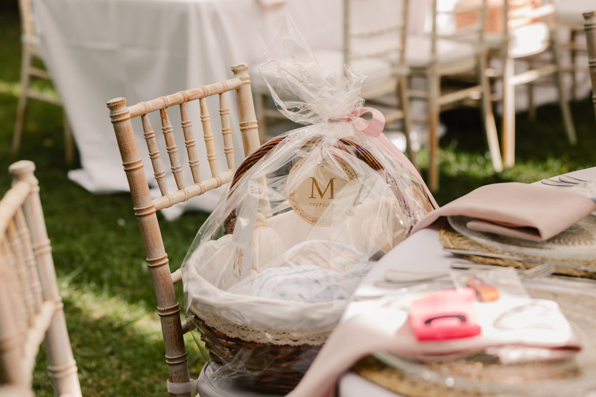 Cesta personalizada para bebé con pack cumplemeses