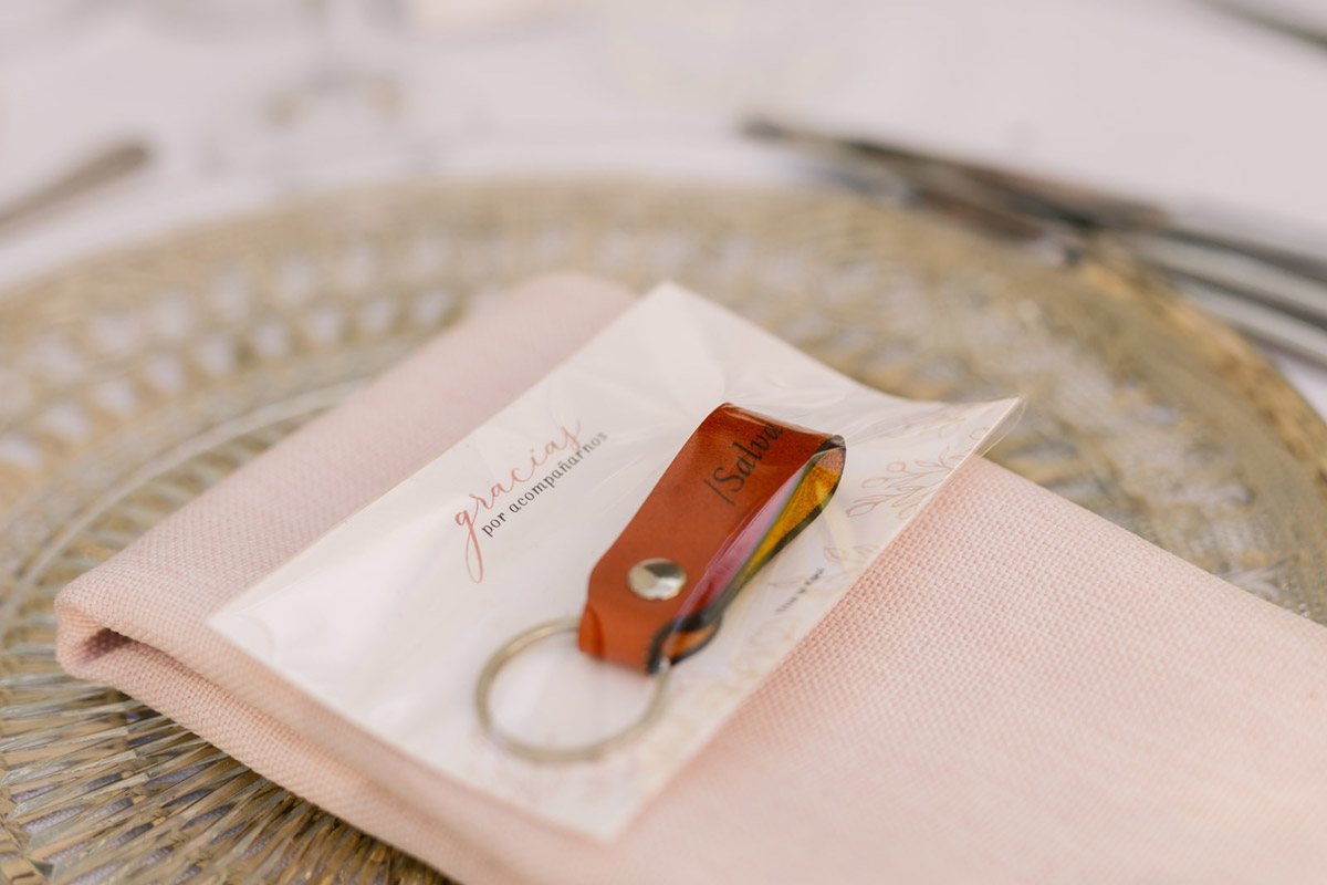 Llavero de cuero grabado presentado como detalle de mesa