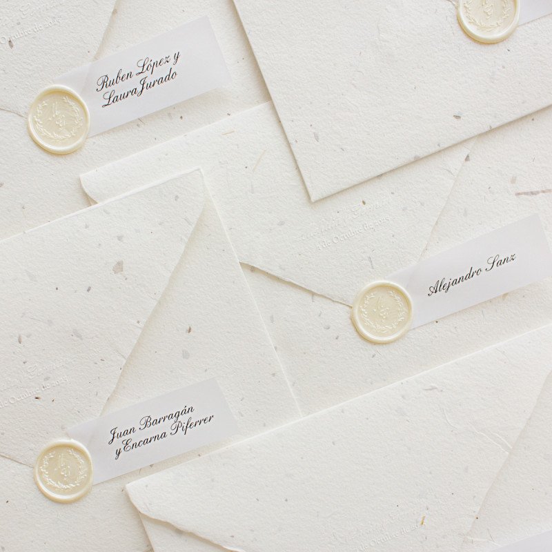 sobres artesanales cerrados con un lacre personalizado con las iniciales y una tarjeta con el nombre del destinatario