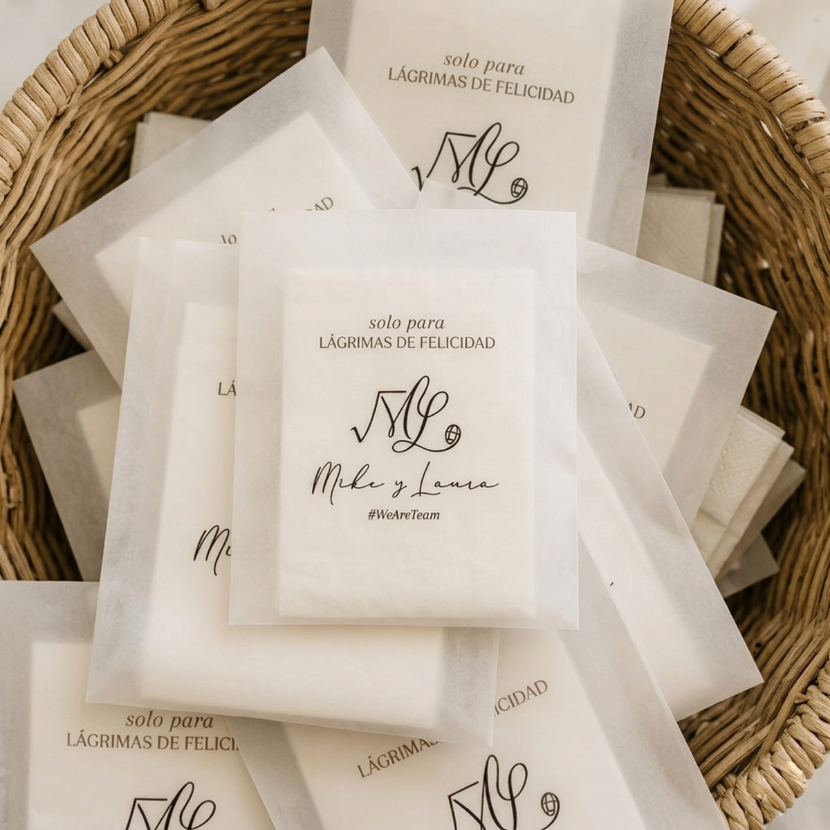 kit personalizado con pañuelos para secar las lágrimas de felicidad de los invitados a la boda