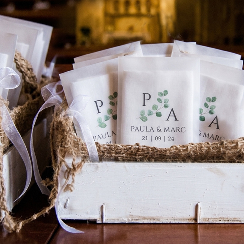 kit personalizado con pañuelos para secar las lágrimas de felicidad de los invitados a la boda