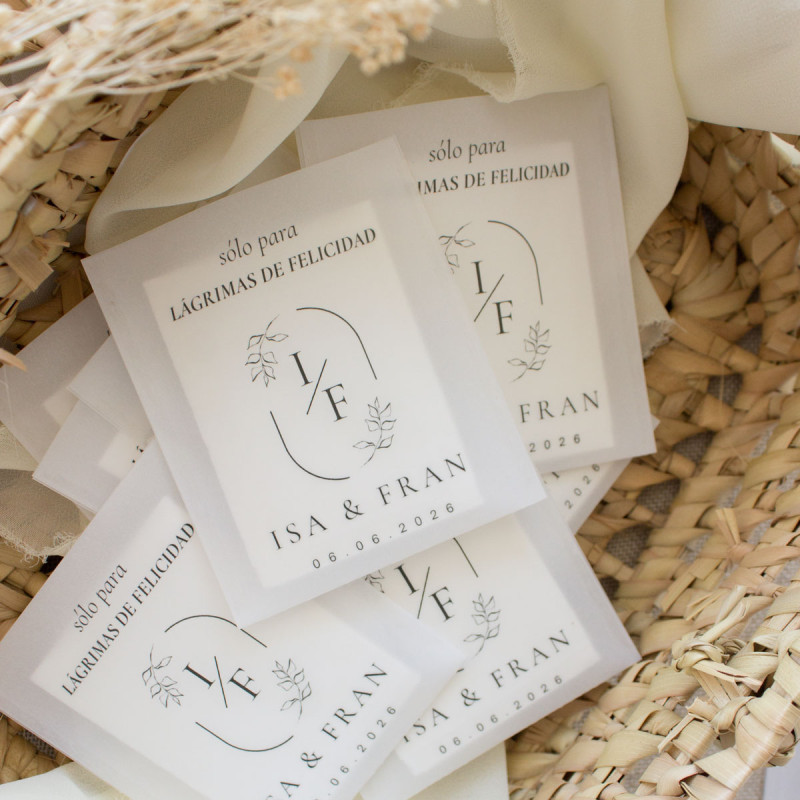kit personalizado con pañuelos para secar las lágrimas de felicidad de los invitados a la boda