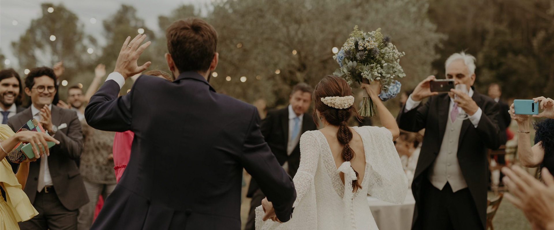 Celebraci&oacute;n al aire libre con invitados y detalles personalizados
